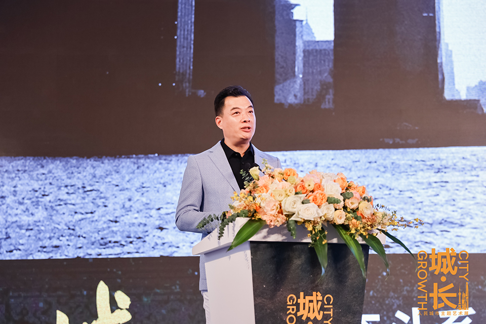 4联合策展人金江波介绍展览.JPG 4联合策展人金江波介绍展览.JPG