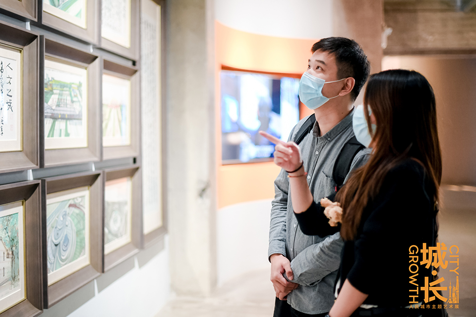 “城·长——人民城市主题艺术展”观展现场2.JPG “城·长——人民城市主题艺术展”观展现场2.JPG