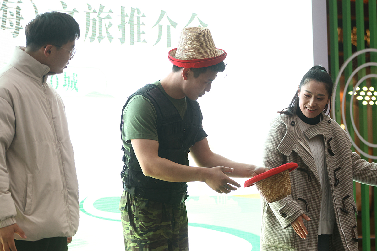 6杂技互动体验.jpg 6杂技互动体验.jpg